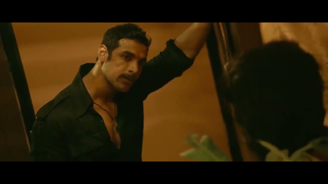 Hot Kissing Status John Abraham and kangna ranaut it shootout at wadala movie 720q mp4