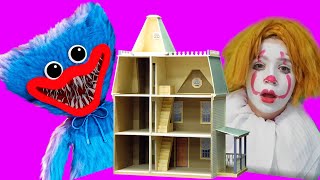 Huggy Wuggy, Kissy Missy and Pennywise in the dollhouse