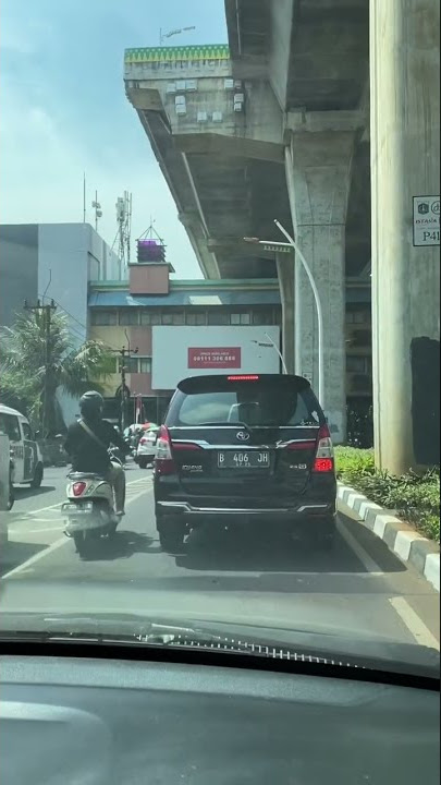 Menyetir di Jakarta siang hari