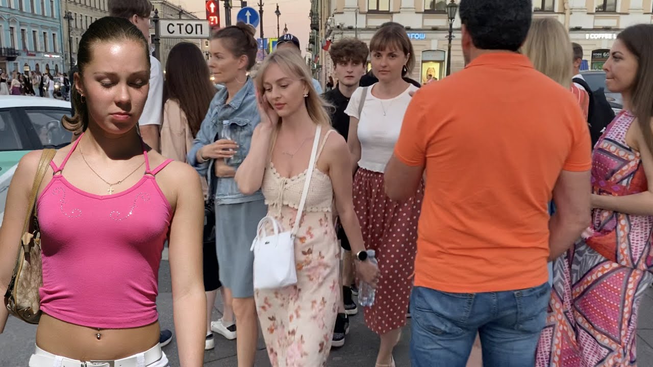 Russian walking. Russian walking. красная площадь 2022. стрит съемка москва. невский проспект 30 санкт-петербург.