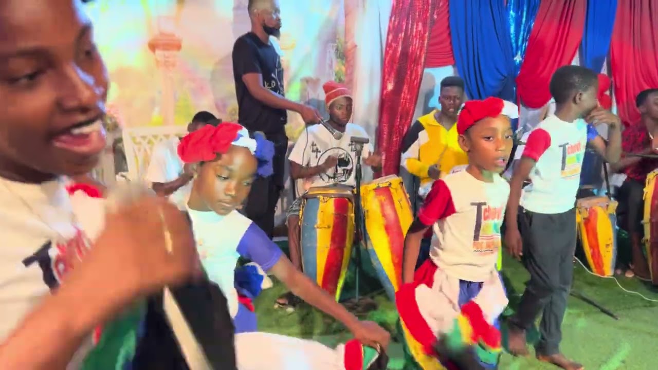 Kouri Vini Gade Kijan Yon Gwoup Timoun Ap byen pase Nan Fèt Sen JAK Kay Manbo Za Tchovi Tanbou 👏👏👏