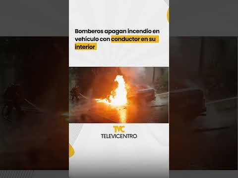 Bomberos apagan incendio en vehículo con conductor en su interior