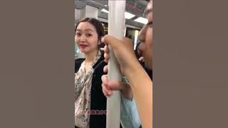 Video lucu Pegangan tangan yang bikin penasaran orang