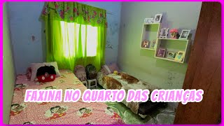 Faxina no quarto das crianças