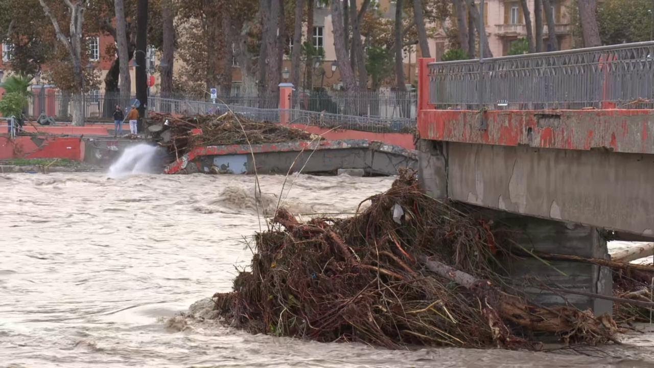 Maltempo a Ventimiglia, crolla il ponte sul fiume Roya