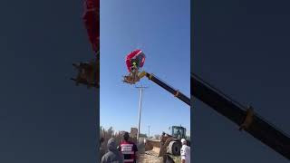 Paraquedista fica preso em fios de energia, Não se tem notícias se o homem foi resgatado com vida ! 