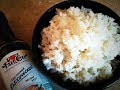Рассыпчатый рис в кастрюле на плите