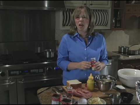 فيديو: لحم الخنزير مع الطماطم والجبن