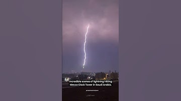 Lighting strikes the Clock Tower in Mecca ⚡ #mecca #rain #lighting #clocktower