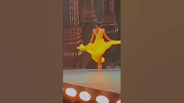 2 huyền thoại chiếc váy vàng đều liên quan đến Vietnam đều có cú xoay và cách nhau 10 năm