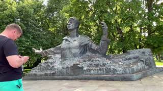 Памятник Есенину возле храма в честь Преображения Господня в Рязани/Monument to Yesenin