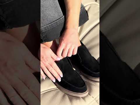 Повсякденні замшеві Шоколадні лофери на бежевій підошві, видео 2