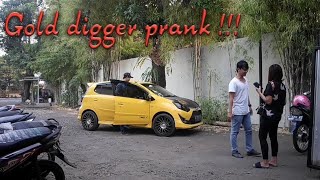 DI HINA CEWEK MATRE, KARENA NAIK MOTOR BUTUT, TERNYATA PRIA INI BAWA MOBIL | gold digger prank