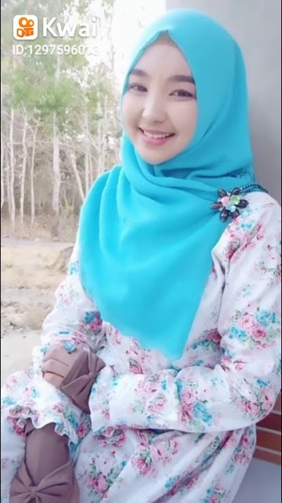 Wanita cantik pakai jilbab nyanyi lagu india
