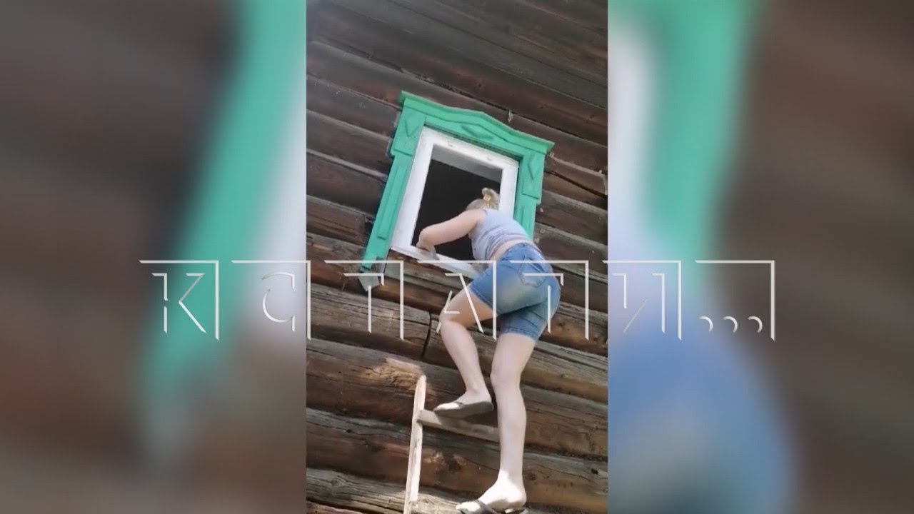 Хозяева первого этажа сломали лестницу и не пускают жителей второго в свою квартиру