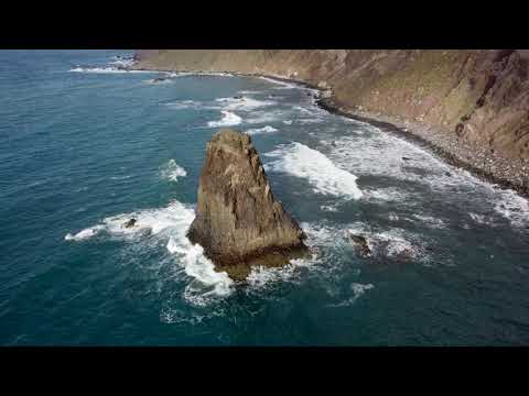 Plage de Benijo, Ténérife (Îles Canaries, Espagne): Vue de haut, prise par drone | Vidéo