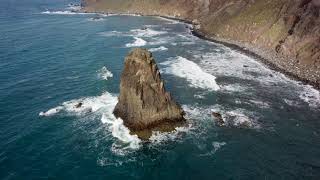 Praia de Benijo, Tenerife (Ilhas Canárias, Espanha): Vista de cima, filmagem com drone