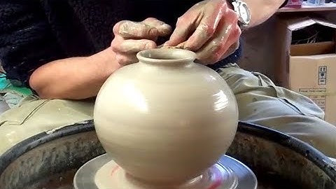 Making / Throwing a Spherical shaped Pottery vase on the wheel