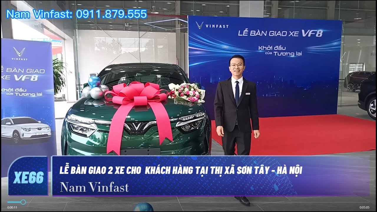 Lễ bàn giao 2 xe Vinfast VF8 màu xanh rêu và màu đỏ cho 2 khách hàng ...