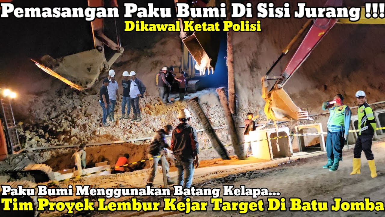 Pemasangan Paku Bumi Dari Batang Kelapa Di Sisi Jurang Batu Jomba