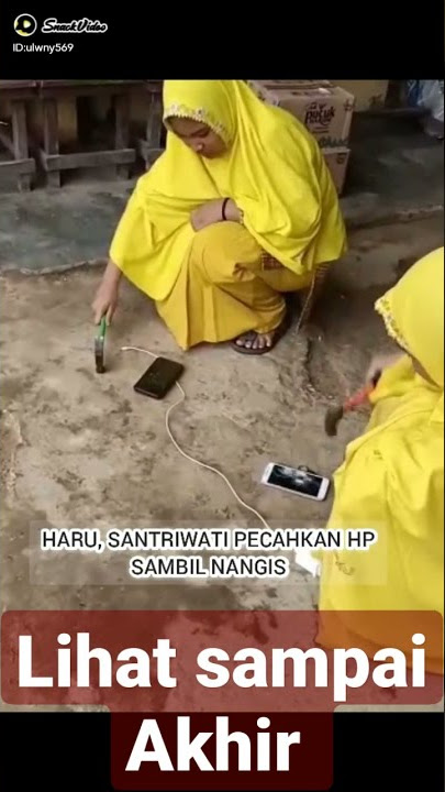 Santriwati pukul hp sambil nangis