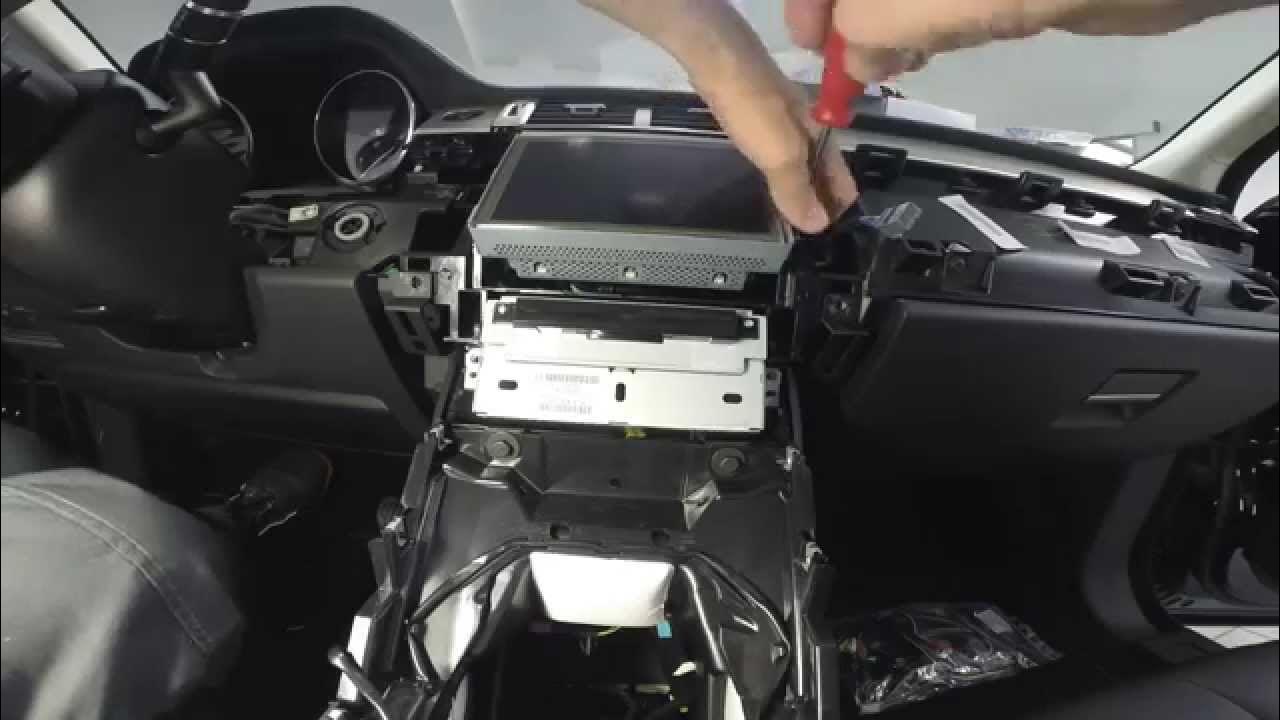Range Rover Evoque smontaggio radio/dvd e monitor touch screen YouTube