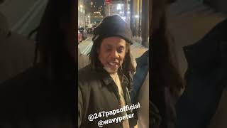 JayZ stopping for fans and he made a deal just one autograph each last night in nyc #jayz #beyonce Resimi