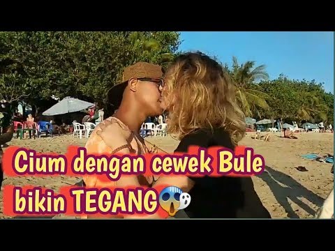 ciuman-sama-cewek-bule?-kiss-or-slap-chalenge,-prank-indonesia