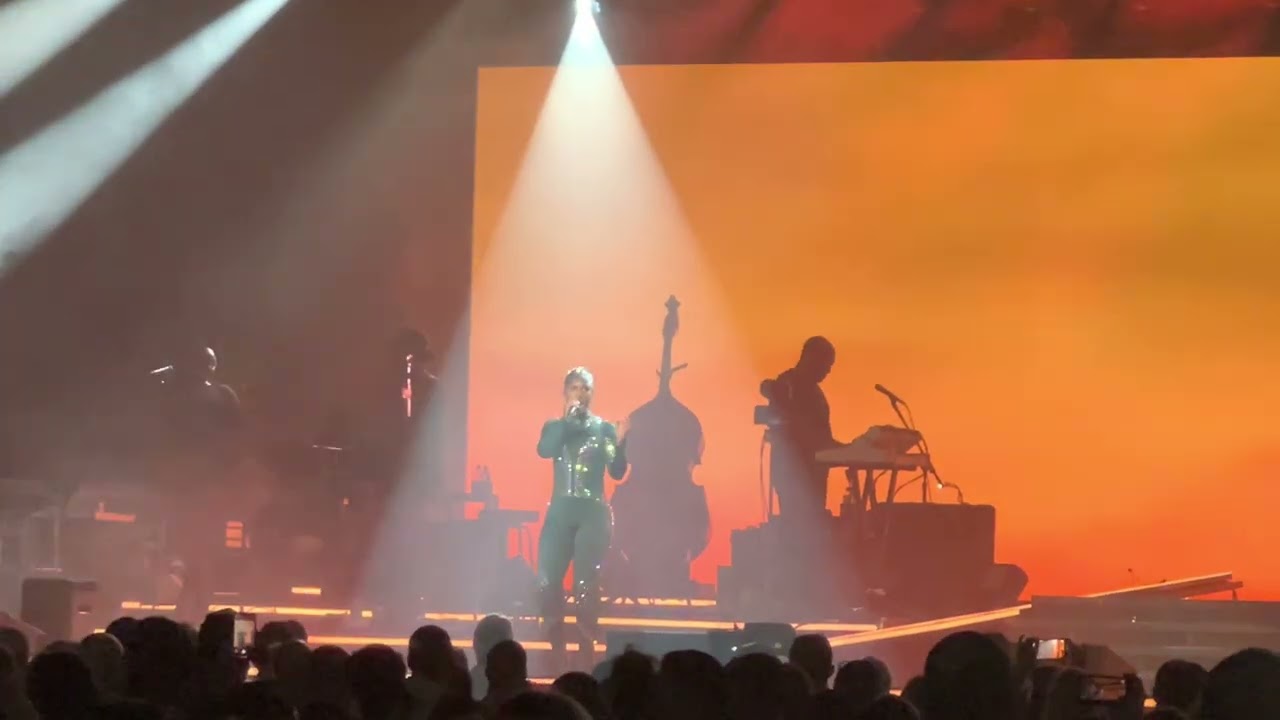 Gypsy Woman (She's Homeless) cover by Alicia Keys | Live | Vancouver