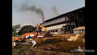 Penggalian Lubang Besar Dengan Ekskavator