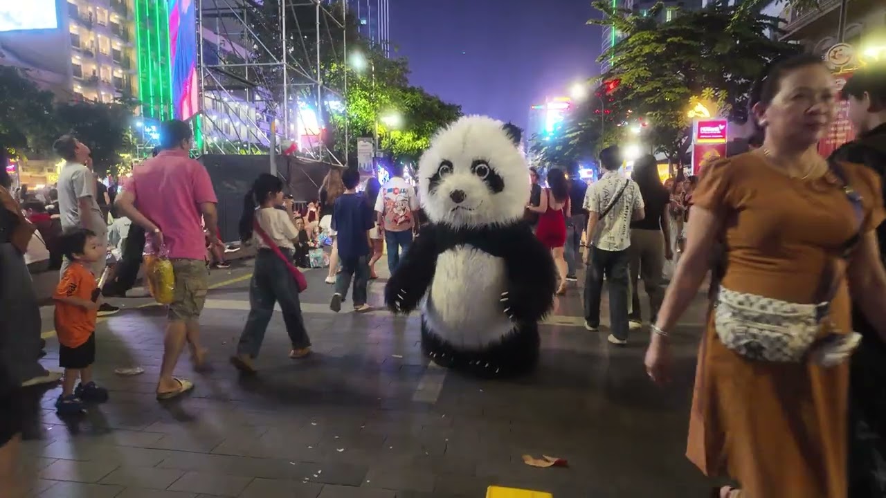 Ra phố đi bộ Nguyễn Huệ xem trình diễn nhạc, đêm Giao thừa 31.12.2025. Phần 1.💋