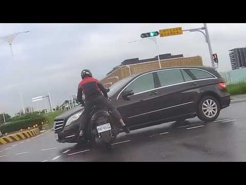 [Car Accident Video] How long has the green light been on before running the red light