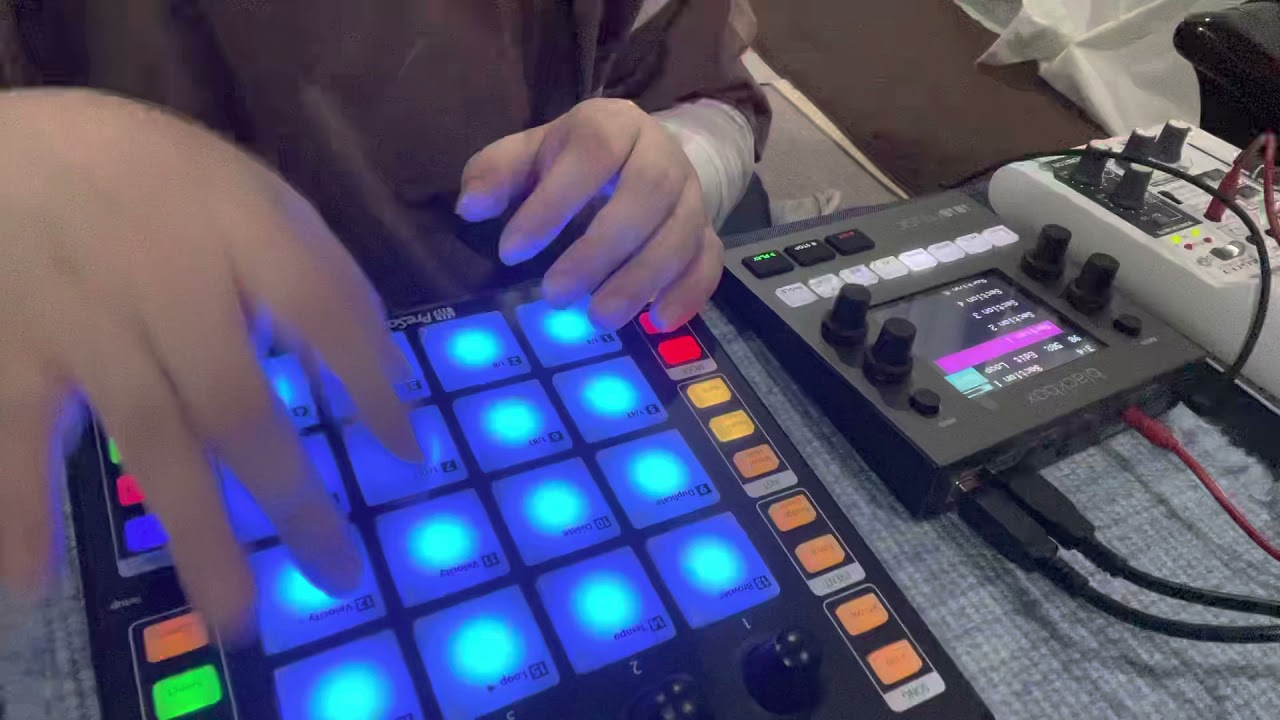 モバイルフィンガードラミング？1010 music black boxとatom、yamaha