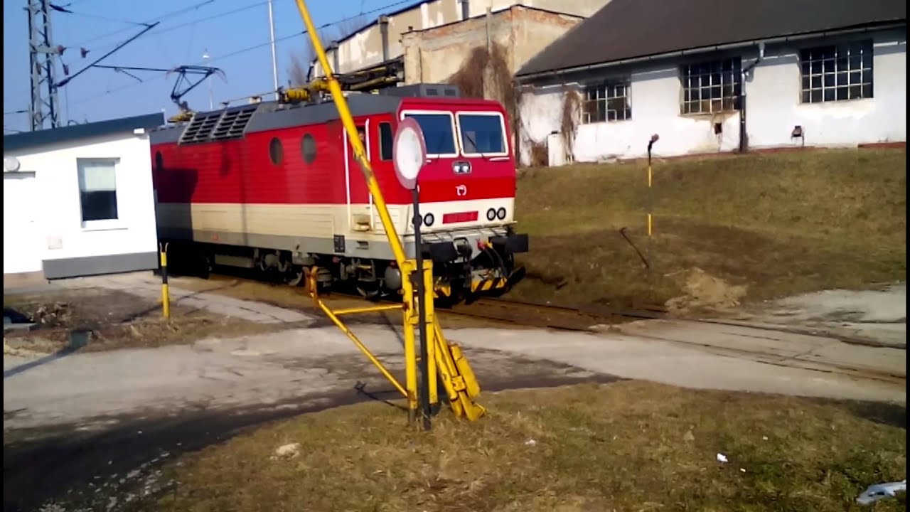 163.113 vchádza do rušňového depa v Košiciach