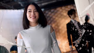 広瀬すず、オープンショルダーの白ワンピで颯爽とウォーキング！　「マイティアV プラス」テレビＣＭ