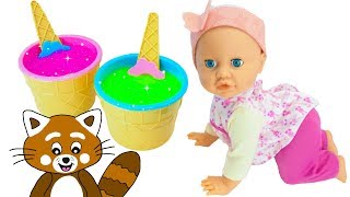Pukkins och dockan Baby Agnes lagar mat av leksaker