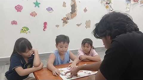 Tiếng Anh Giao Tiếp Phan Thiết: Natalie, Goal and Rosy practice talking about Senses