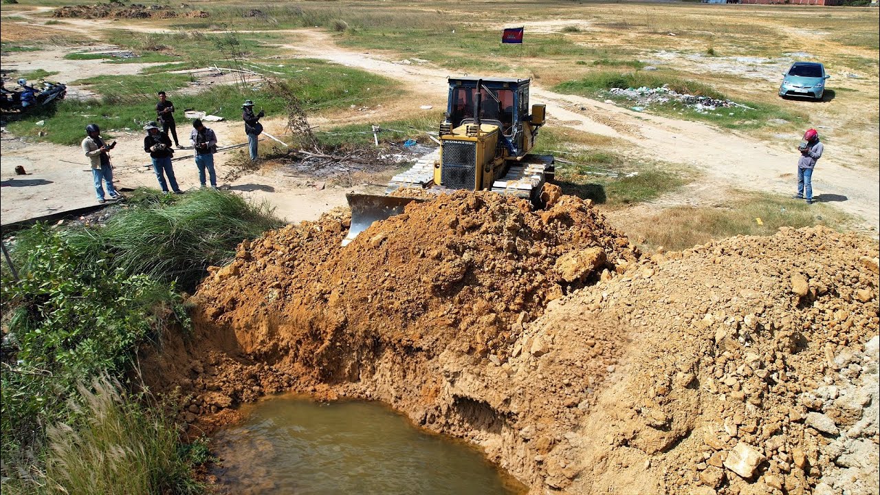 OMG! Operator Skill Komatsu Bulldozer Pushing Landfill Corner By 25Ton dump trucks loading soils 