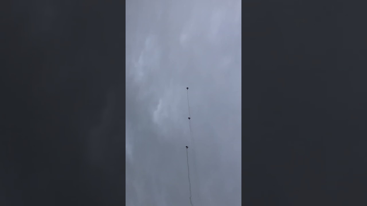 Three pitts S-1s fly in formation over Whanganui Airport 