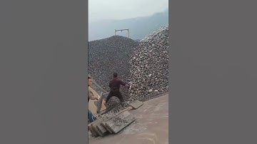 How Pebbles Are Unloaded from Cargo Ships - Good tools and machinery make work easy