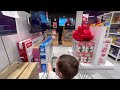 Elon paseando en la tienda Mike México