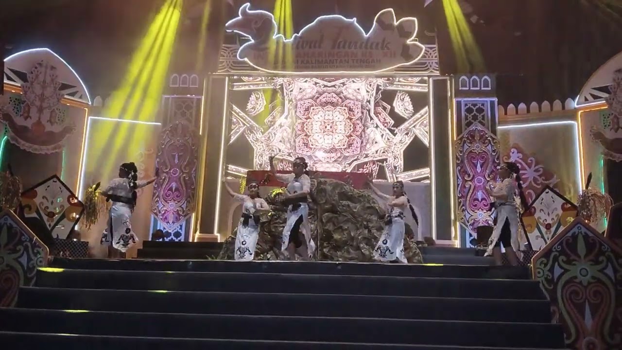 Tarian penutupan festival tandak intan Kaharingan di muara teweh 2025