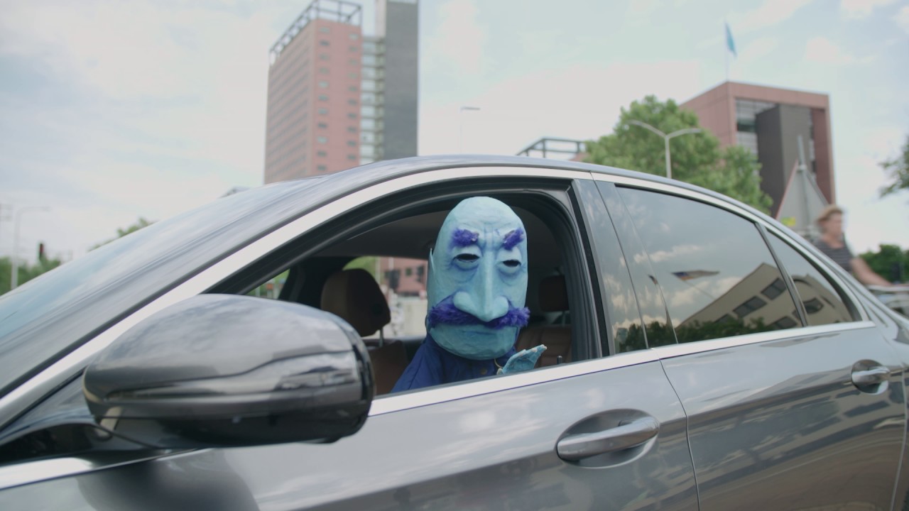 Hij zaat meej zene knoest teege de vurrèùt