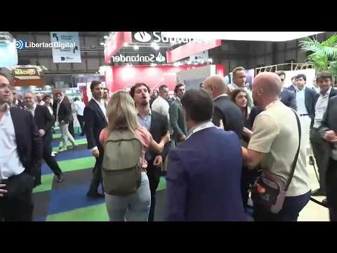 Lanzan panfletos y bombas fétidas contra Ayuso en la inauguración de 'The District'