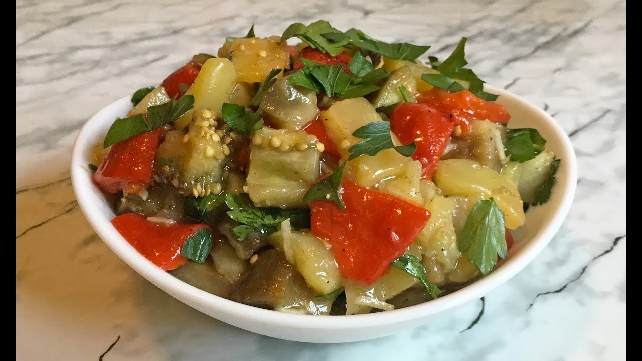 Салат из запеченных баклажанов и перцев
