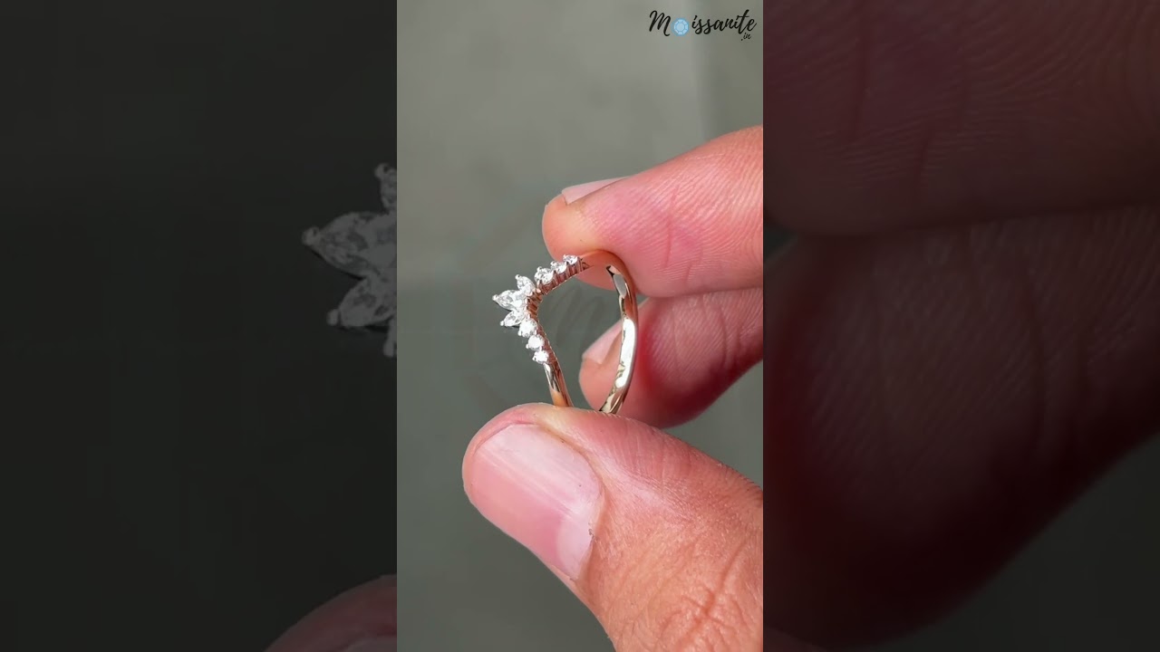 GC8579 GCM MQ & RD LAB Diamond Tiara Chevron band | 5.50US | 14KY