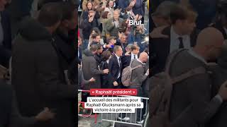 L’accueil des militants pour Raphaël Glucksmann après sa victoire à la primaire.
