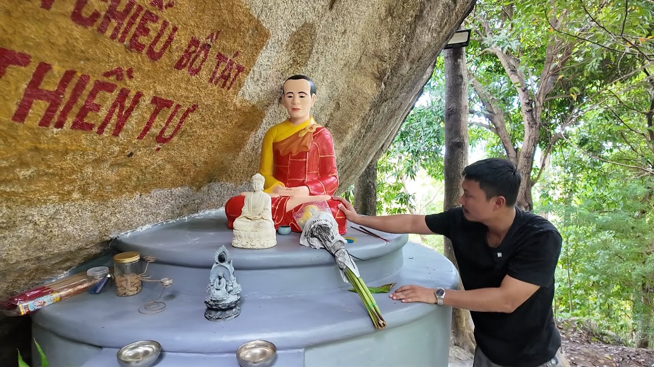 Thiền Sư Ẩn Tu Rừng Sâu Rồi Viên Tịch Bên Vách Đá Ở Tư Thế Toạ Kiết Già