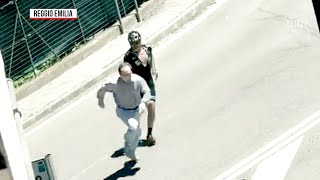 Reggio Emilia, ciclista non dà la precedenza: il pedone si fa giustizia da solo screenshot 2