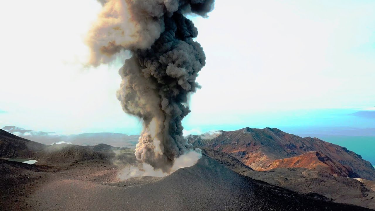 Извержение вулкана Эбеко на Курилах 2018. Остров Парамушир. Съёмка с ...